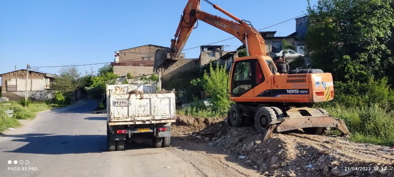 پاکسازی و جمع آوری خاک و نخاله تخلیه شده غیرمجاز از انتهای کوچه ابوذر ۴۱