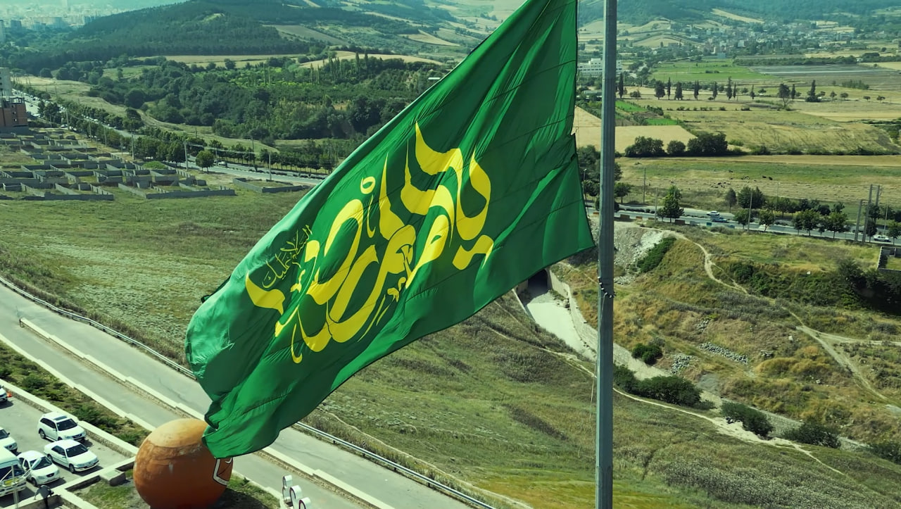 پرچم امام رضا (ع) در پارک بانوان گرگان به اهتزاز درآمد