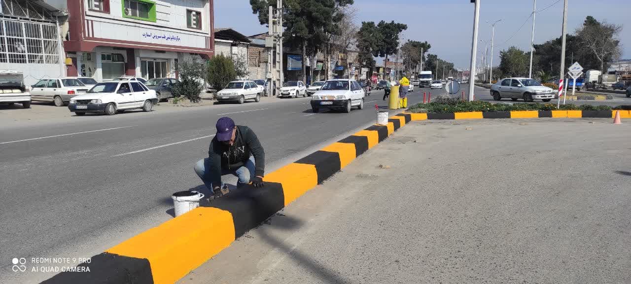 آغاز رنگ آمیزی و زیبا سازی جداول و بلوارها در مناطق سه گانه شهرداری گرگان