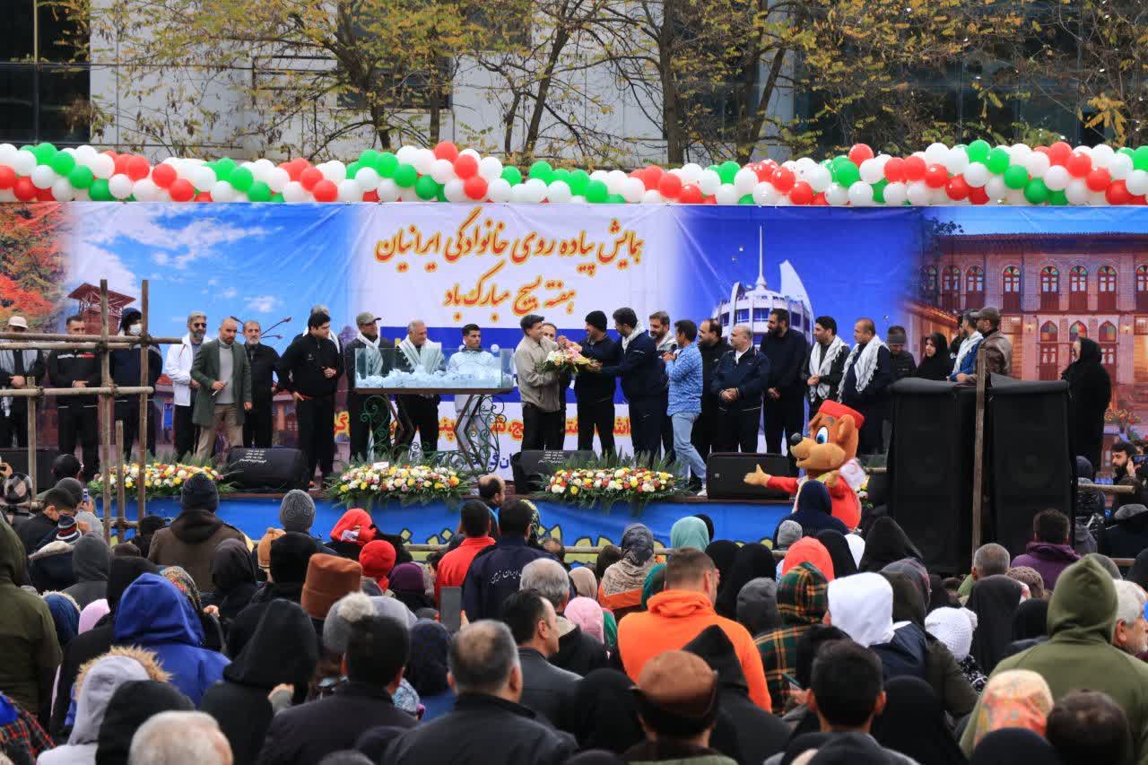 گزارش تصویری 1: همایش بزرگ پیاده‌روی خان...