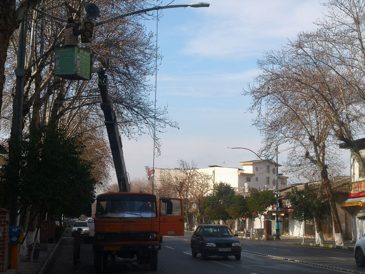¬ نصب ۲۰ پایه جدید روشنایی در خیابان امام خمینی (ره) گرگان آغاز شد
