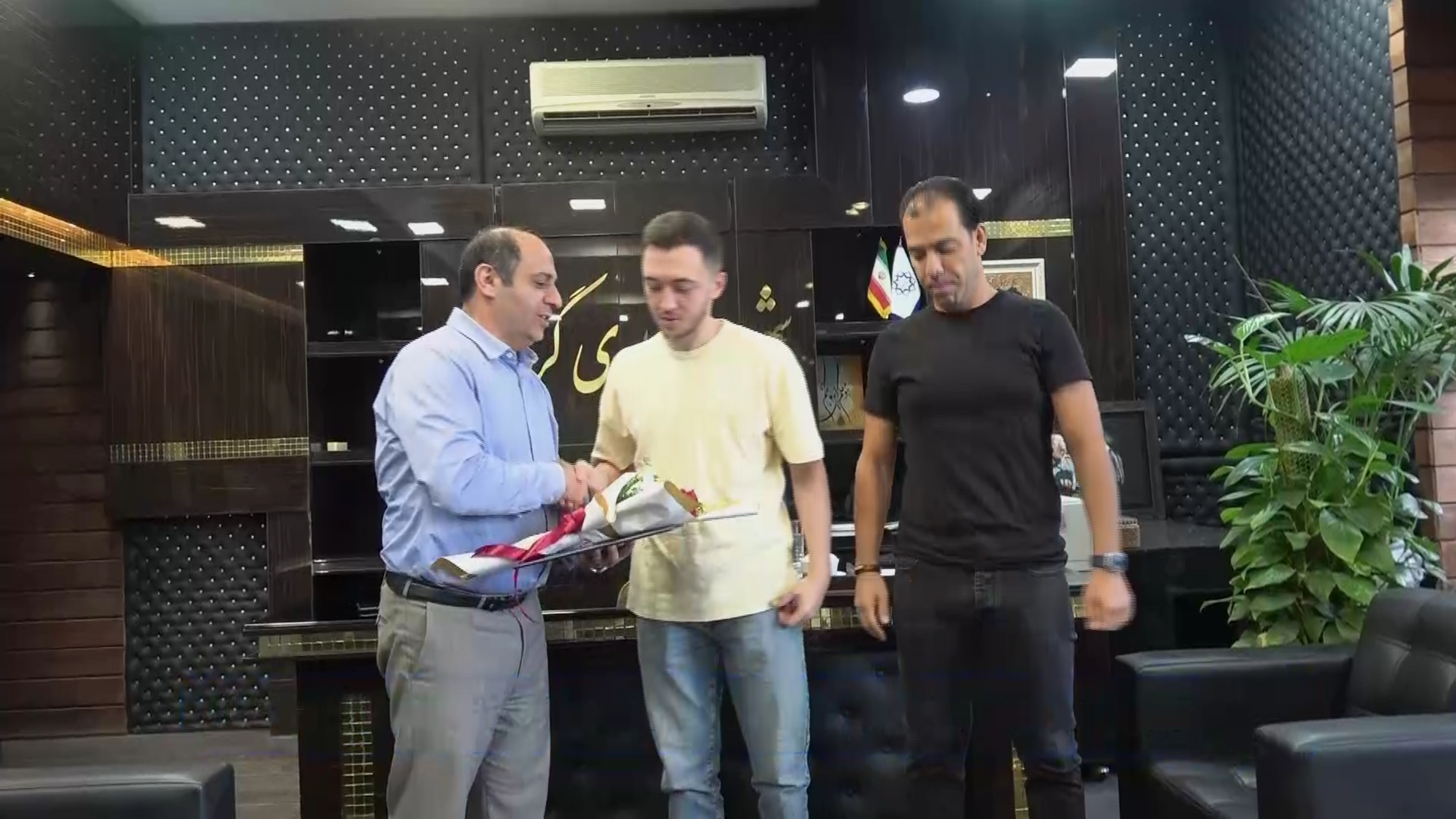 تجلیل شهردار گرگان از بازیکن گرگانی تیم ملی بسکتبال