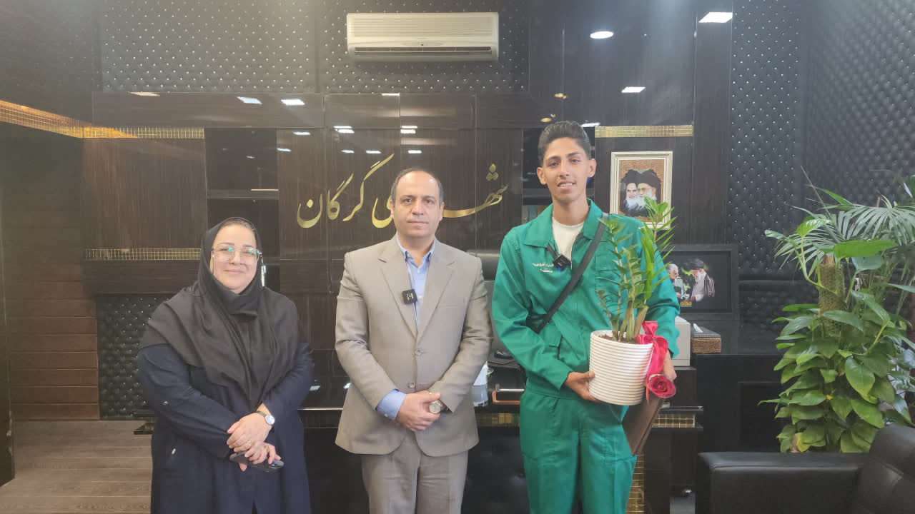 تقدیر شهردار گرگان از کارگر امانتدار فضای سبز